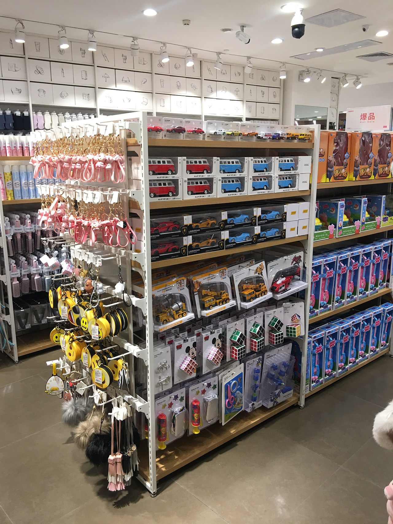 名創(chuàng)優(yōu)品、諾米（Nome）百貨店開店籌備全攻略 廣州貨架廠家的關(guān)鍵角色